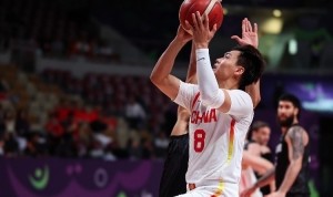 手感不佳但两度送出妙传！赵睿半场4中1得到3分 另有1板3助